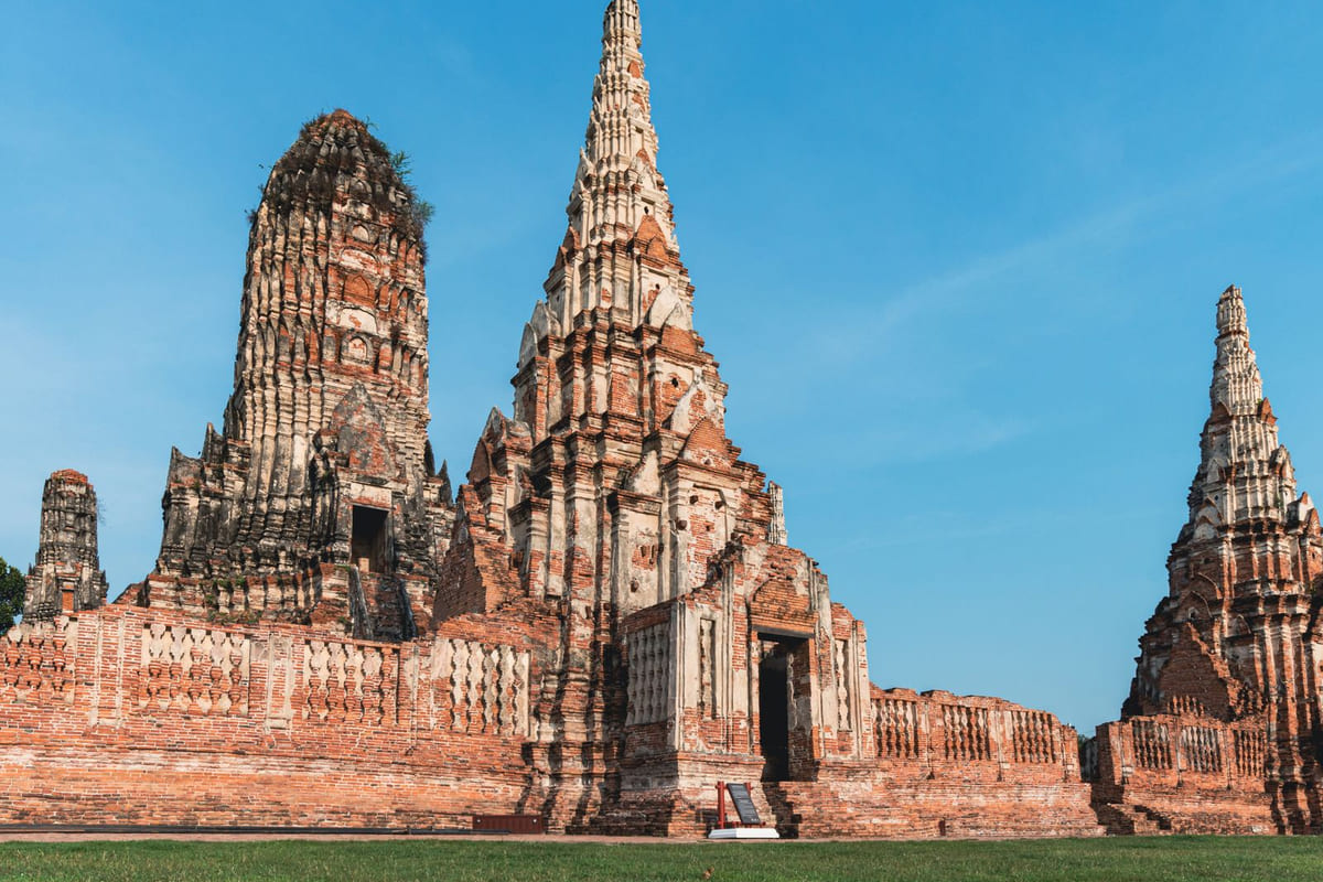 สุโขทัยตั้งสรรค์ดังแสงไฟ แล้วหายวับลงในเงามืด